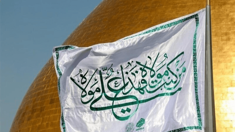 برافراشته شدن پرچم متبرک حرم امیرالمؤمنین(ع) در قلب شیراز