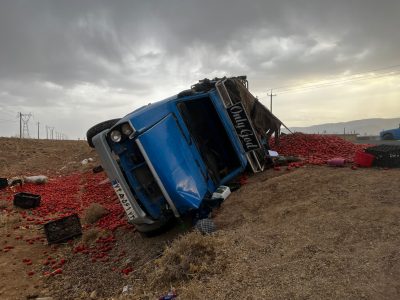 تصادف دو دستگاه نیسان در سه‌راه شهر آشوب